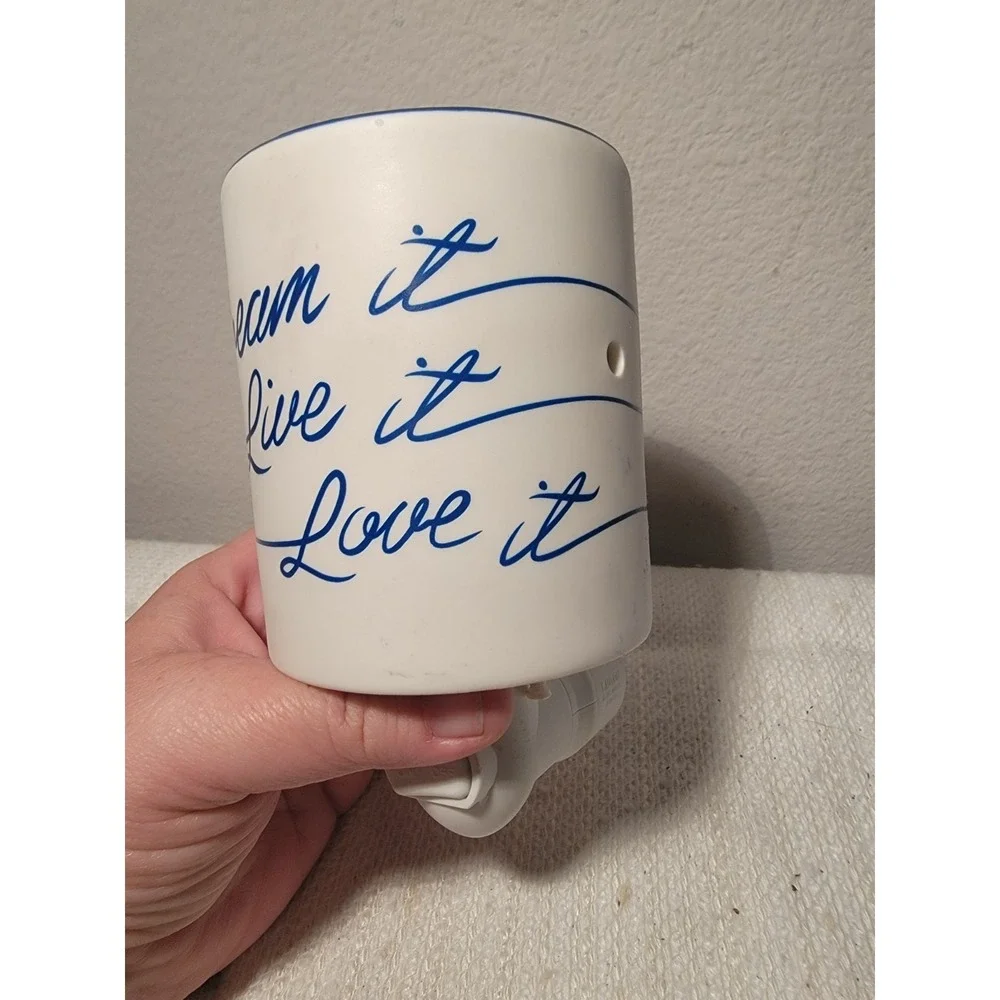 Scentsy Wax Warmer - Dream it,‎ Live it, Love it. Plug-in Mini Warmer Nightlight